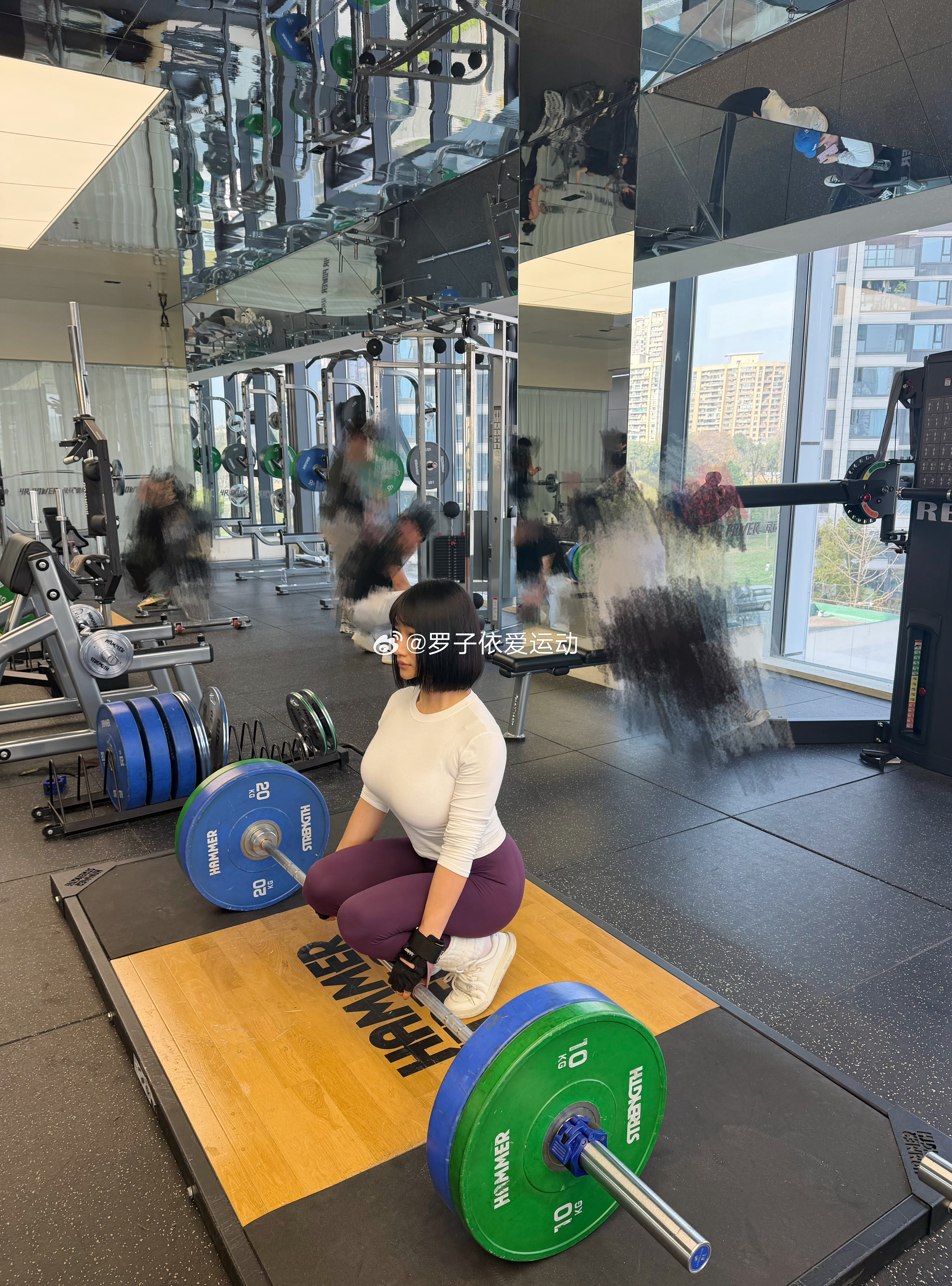 髋外展120斤  20个一组做10组臀推100斤      20个一组做10组硬