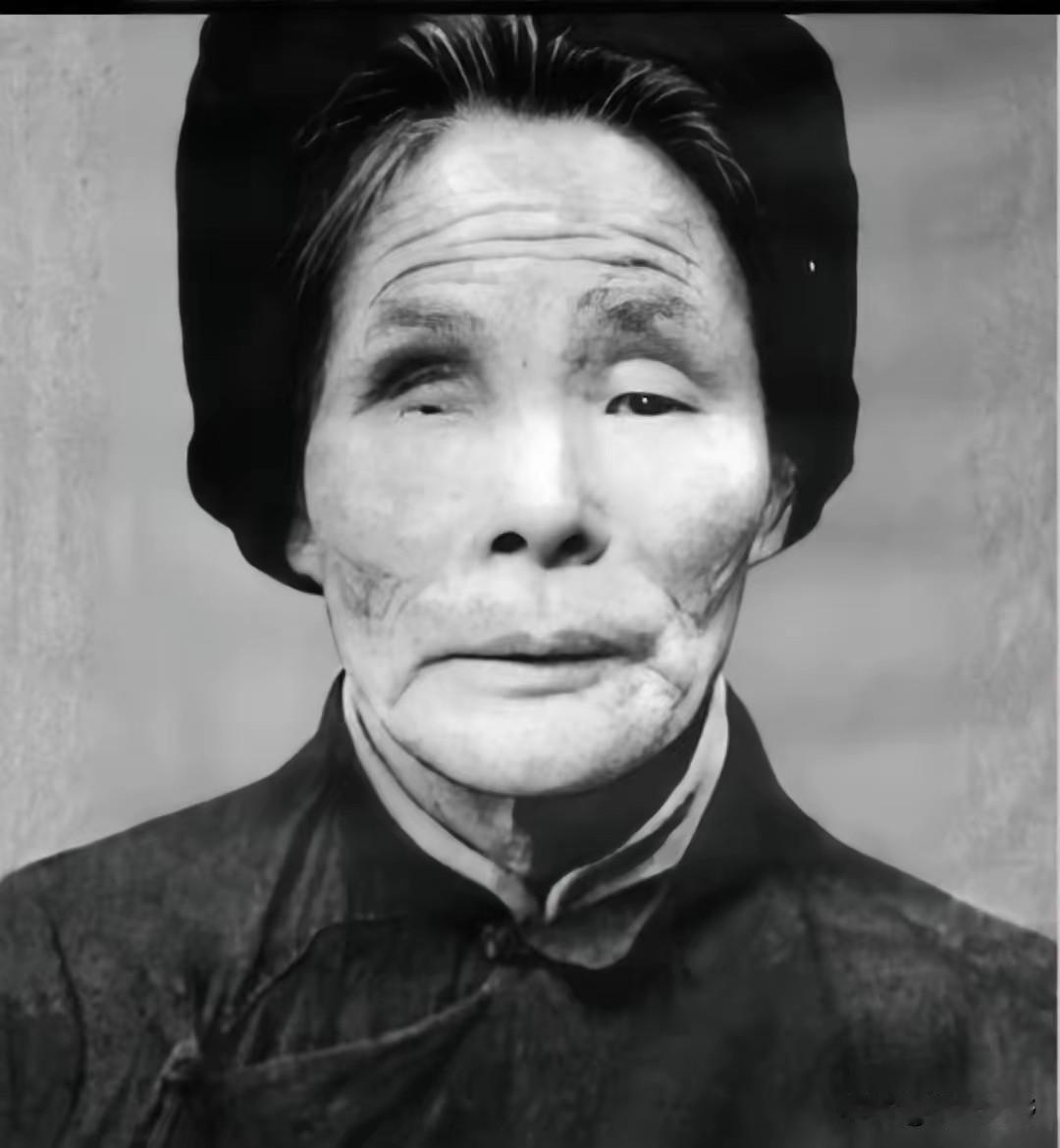 1934年吴秀真在家听到枪声，她跑去看到红军被敌人抓起来盘问，用眼睛做担保这是她