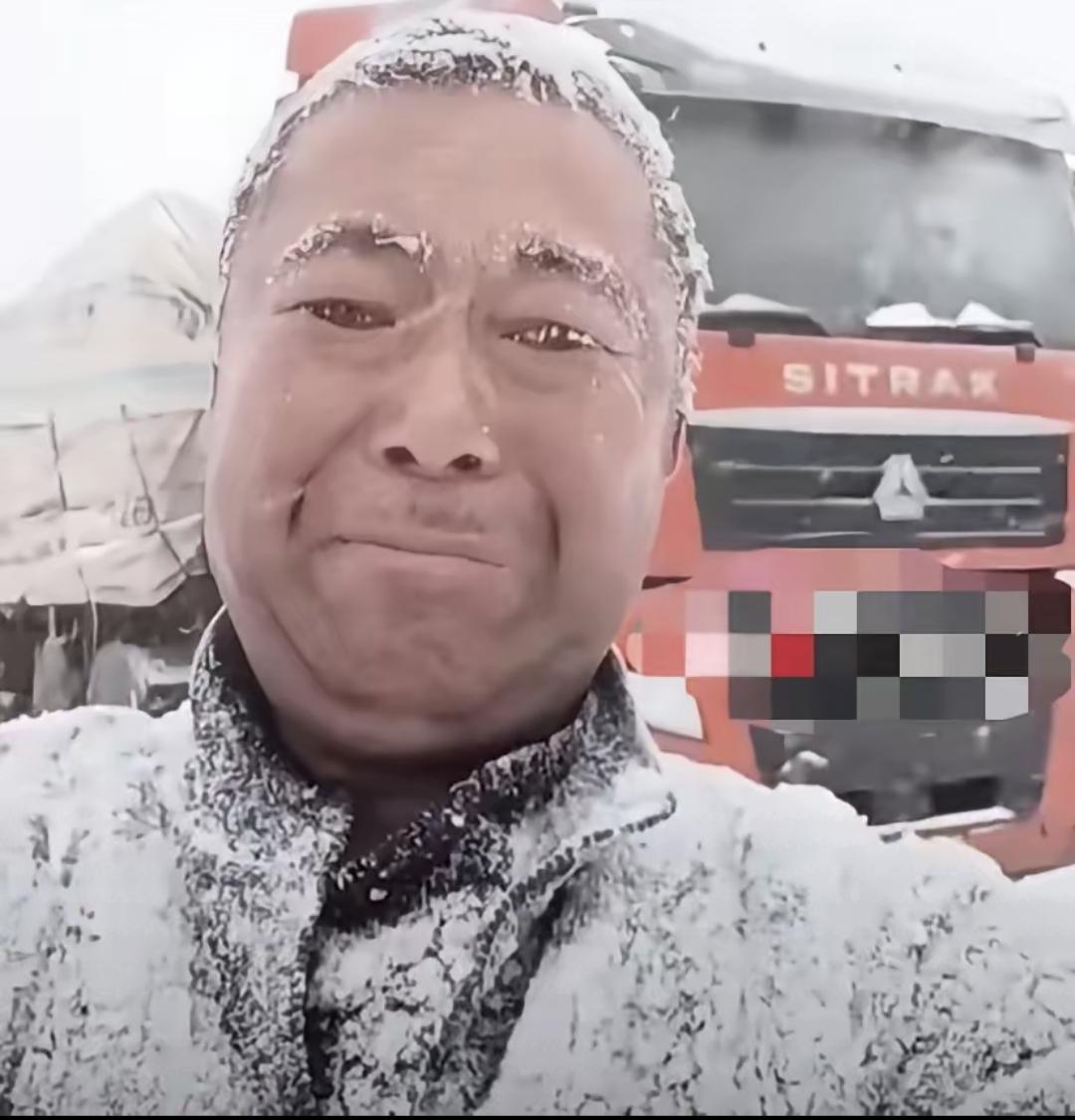 张大哥开货车三年了，经常碰见车陷雪地的事儿。这天他在内蒙古跑单，刚开出没多久就看