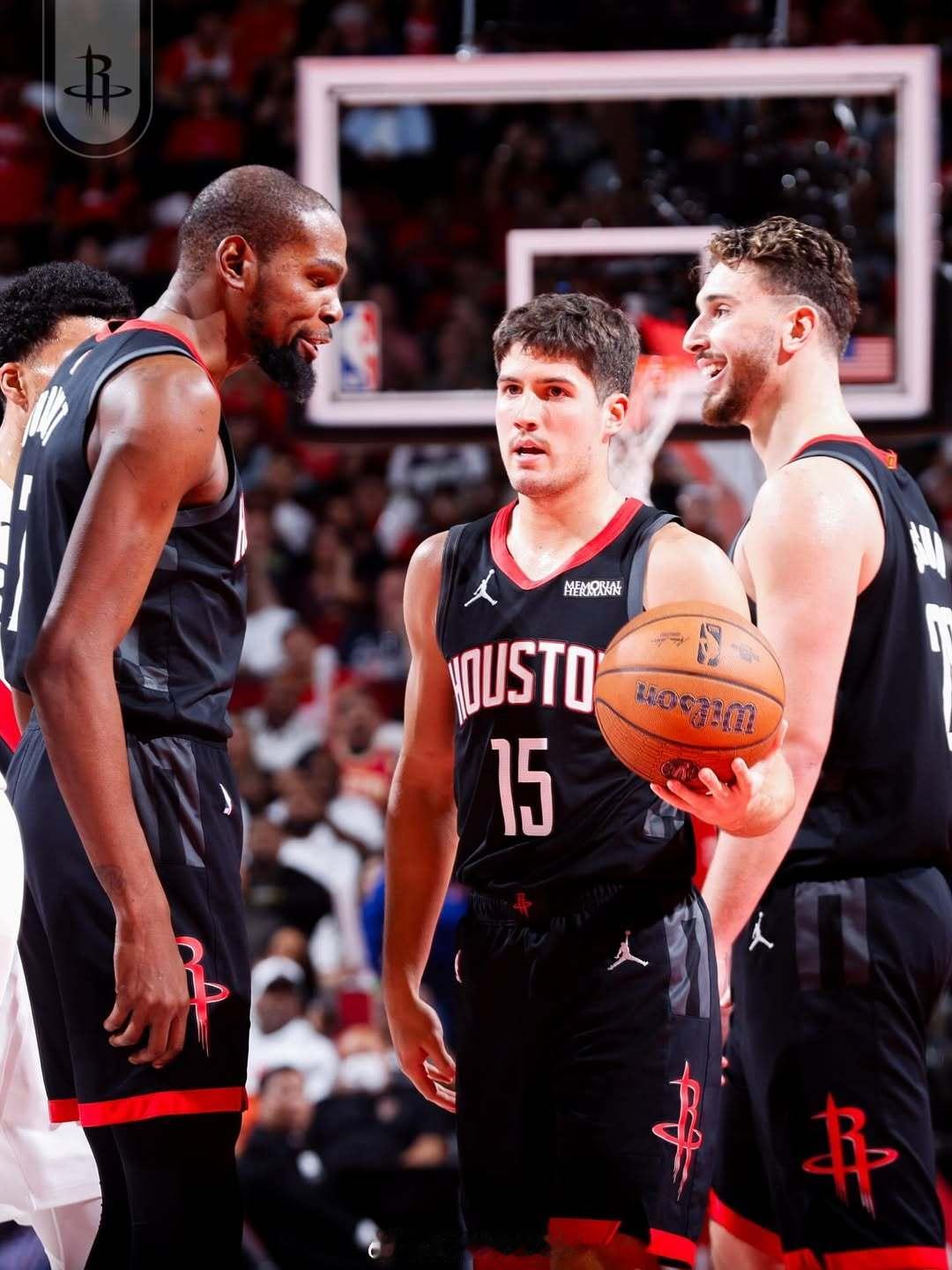 记者：“当谢泼德在地板上飞身扑抢时，你和KD立刻过去为他鼓劲，你从他身上看到了什