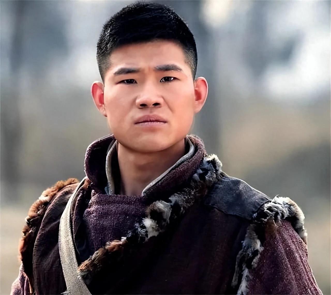 曾以“小兵张嘎”红极一时的谢孟伟，因在云南拍戏期间穿警服直播带货，公然触碰法律红