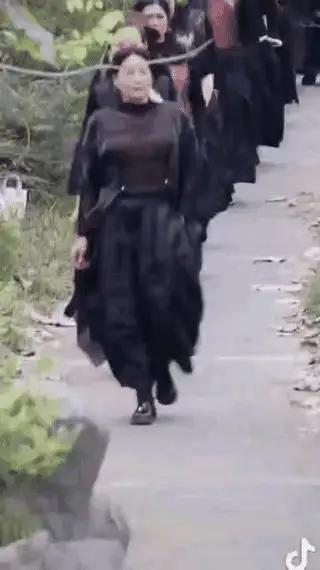 可太气派了！这是要急着往哪里赶呀？
如果你看到最后，就会发现只有最后一位手里提着