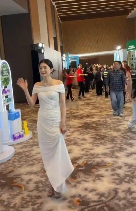 江疏影在出席时尚活动的时候穿了一件白色的抹胸裙展现出了高贵之美。 