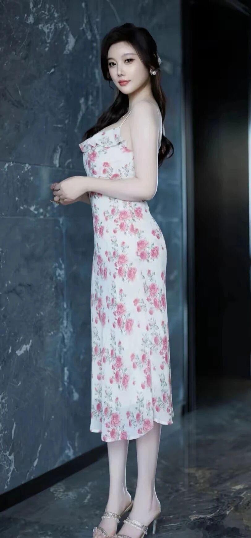 墙角的春天
斑驳的灰墙裂开细密的纹路，像被岁月揉皱的信笺，青苔在砖缝里洇出墨绿的