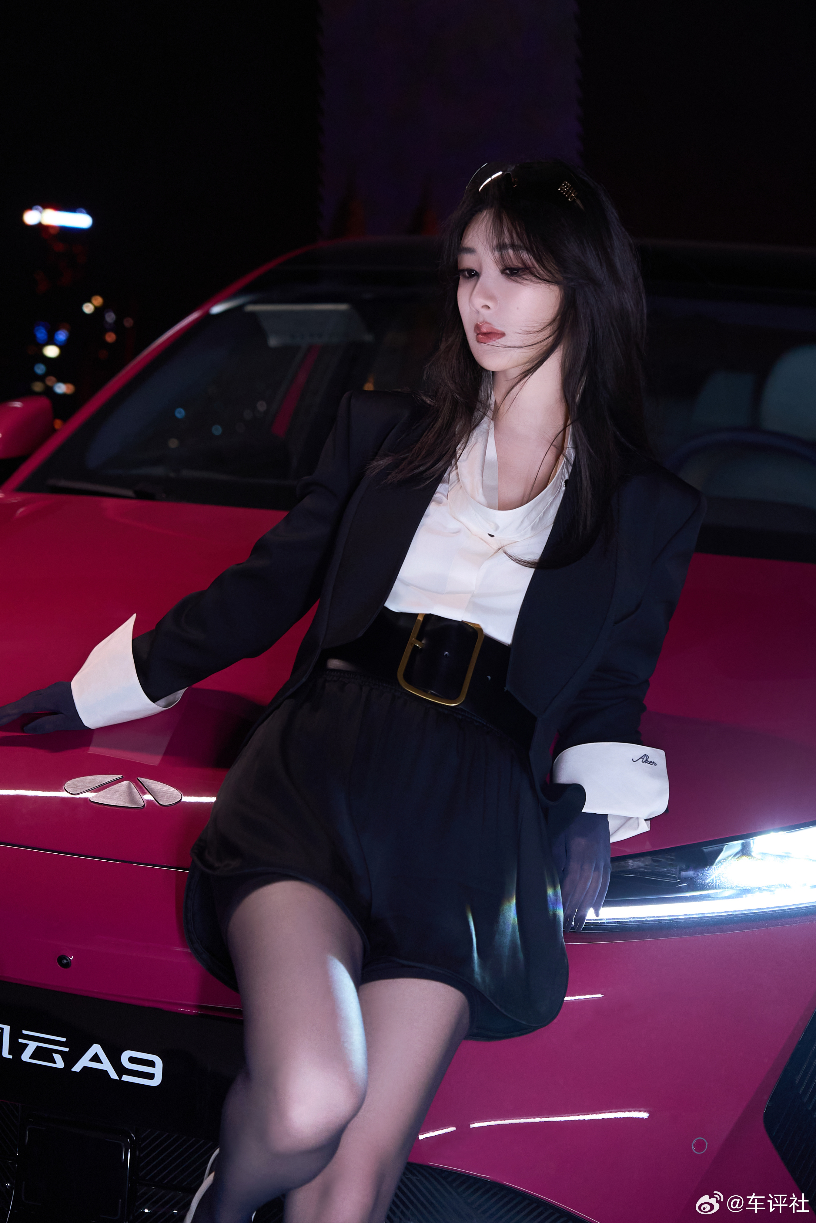 杨紫上刊封面已释出夜色红车衬得又美又飒风云A9堪称绝佳出片搭子同款合拍姿势快来复