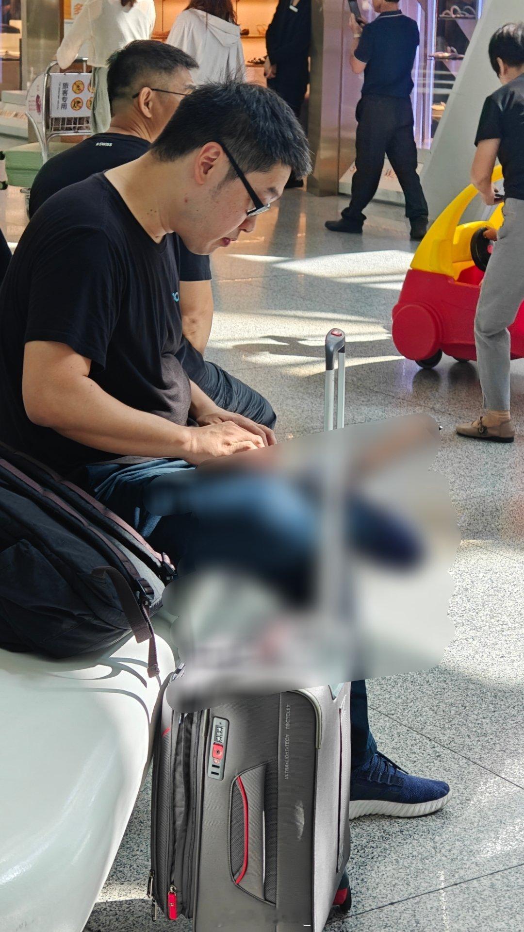 机场偶遇到楼教主 [污] ​​​