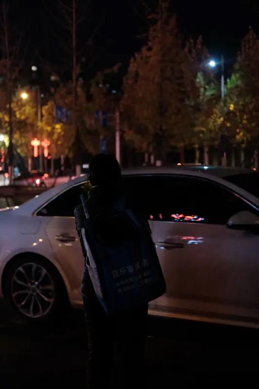 醉酒男子叫代驾将其送至村口，代驾离开，醉酒男子被留置在车内，次日凌晨被发现在车内