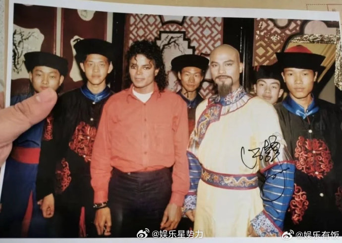 影帝任达华近日现身深圳公开活动，现场分享了一段跨越数十年的珍贵往事。有影迷送上 