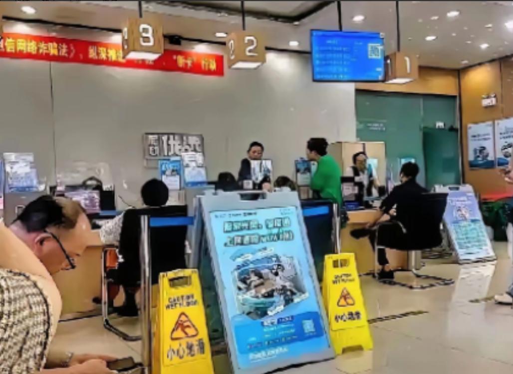 “杀熟”某营业厅内一大姐举着用了15年的号冲柜员吼：“新用户39元就160G，我