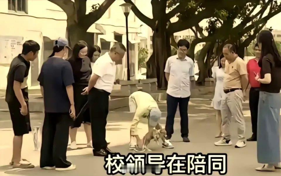全红婵又出“神图”了，校园领导陪着她一起在园内遛狗！全妹就是单纯的来接姐姐放学，