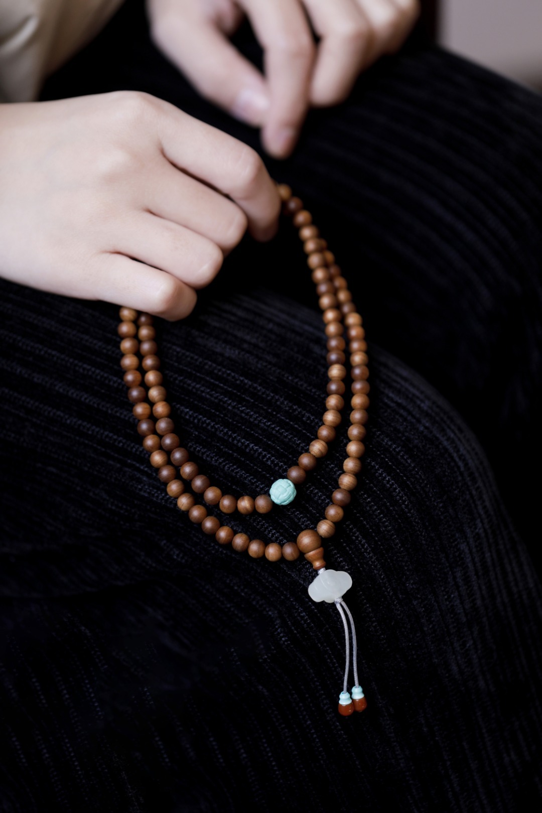 老山檀香  【冬吟】6mm 108颗正区黑肉级老山檀香，色泽肉色偏黑，品相完美；