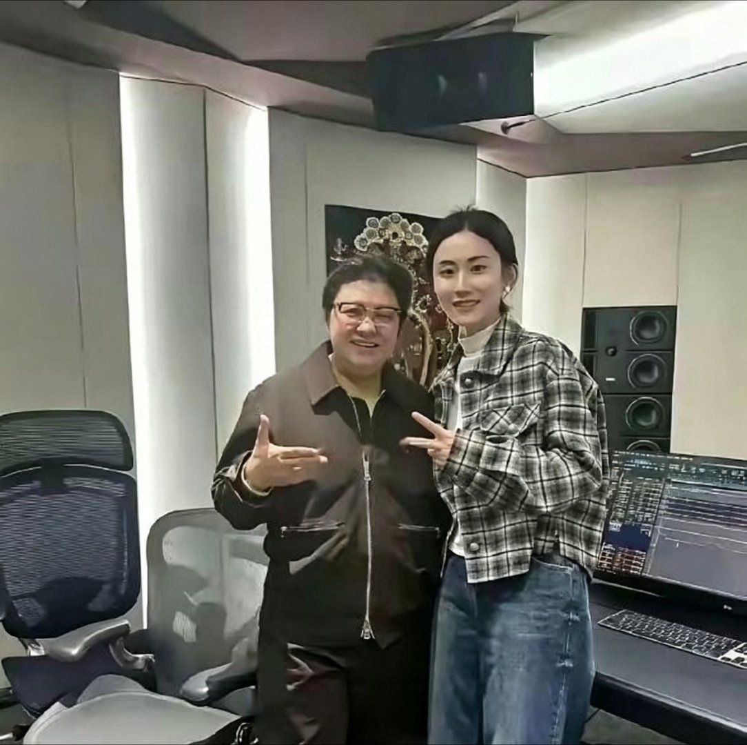 天呐，都快不认识了，这还是韩红么，怎么那么瘦了 