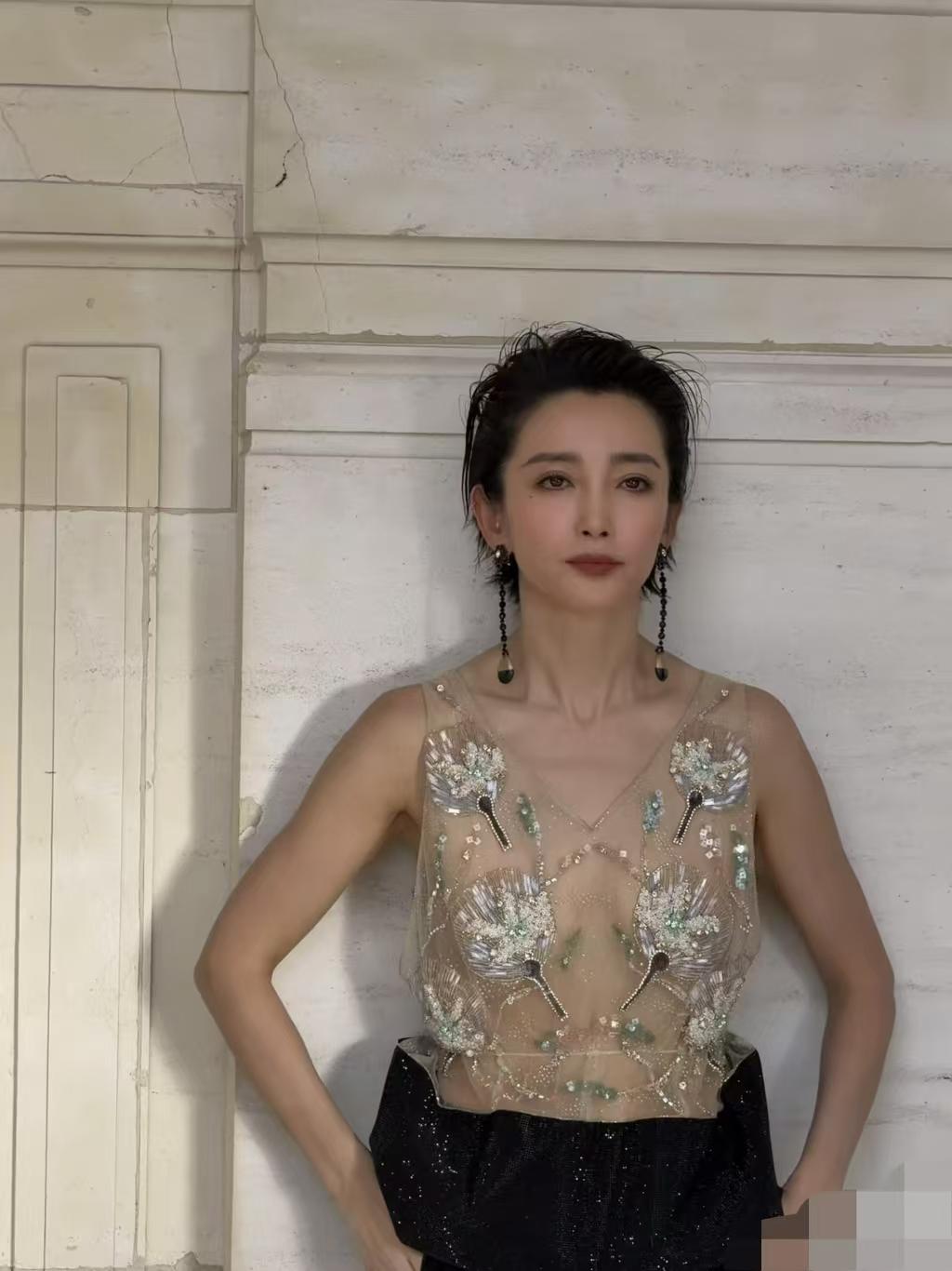 你们觉得李冰冰长得像53岁的人吗？我闺蜜是塑性教练，她说了句大实话，

像她这种