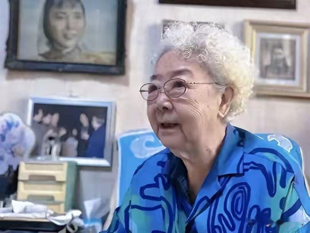 98岁的田华也没想到，风光一辈子老了住旧房子，孙子成了晚年依靠。
 
提起田华，