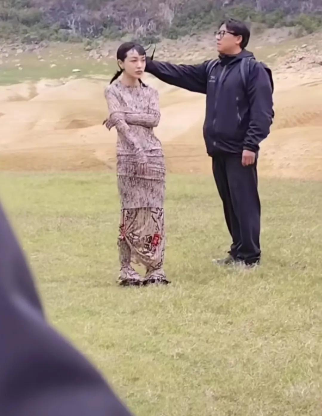 网友在广西南宁的更望湖偶遇郭采洁拍摄取景，这个造型和体态是真的不好看[捂脸]，只