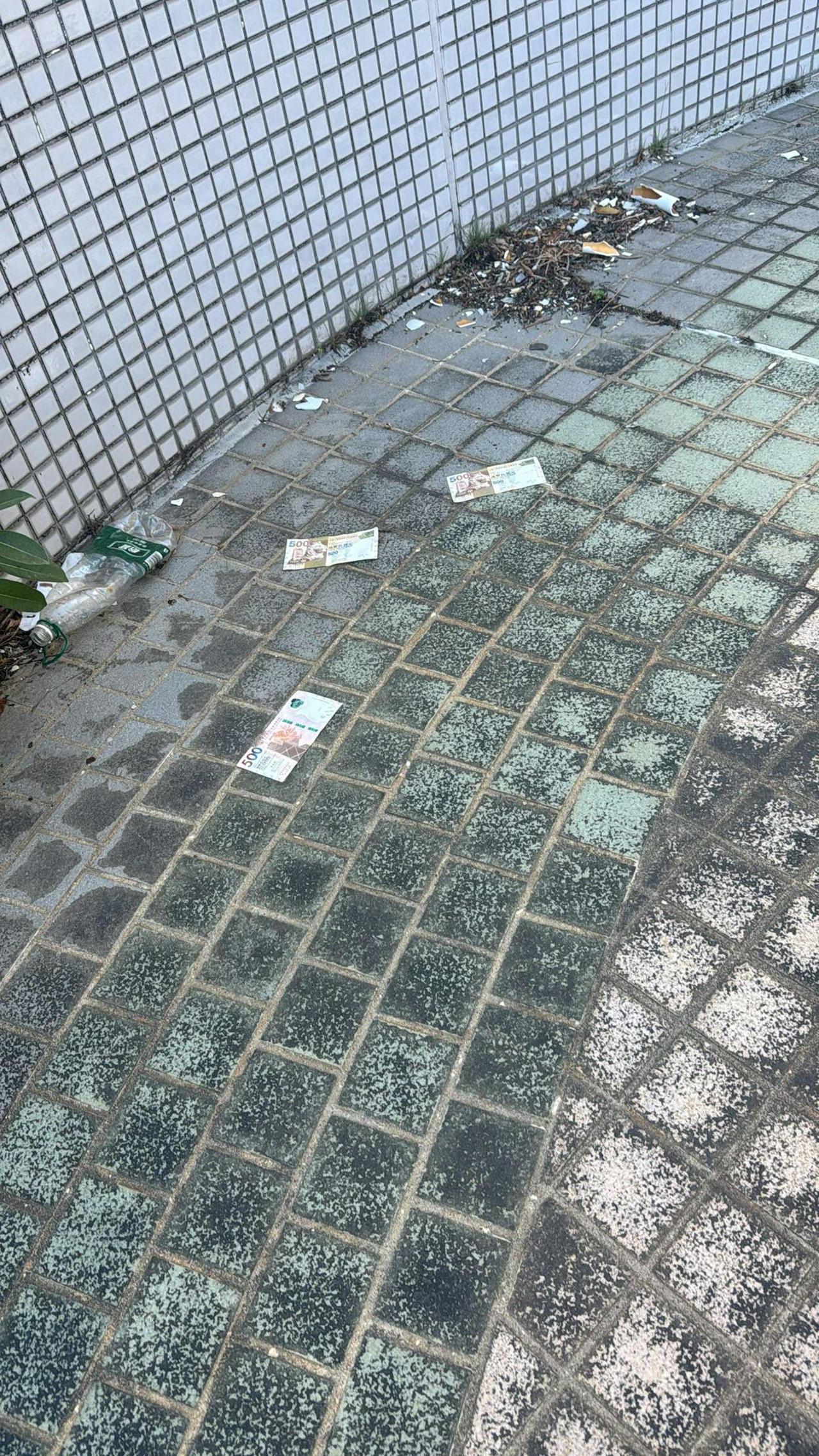 今天上午8点多，一名保安报案，在鲤鱼门邨鲤生楼有一些纸币从天而降，散落在大厦对开