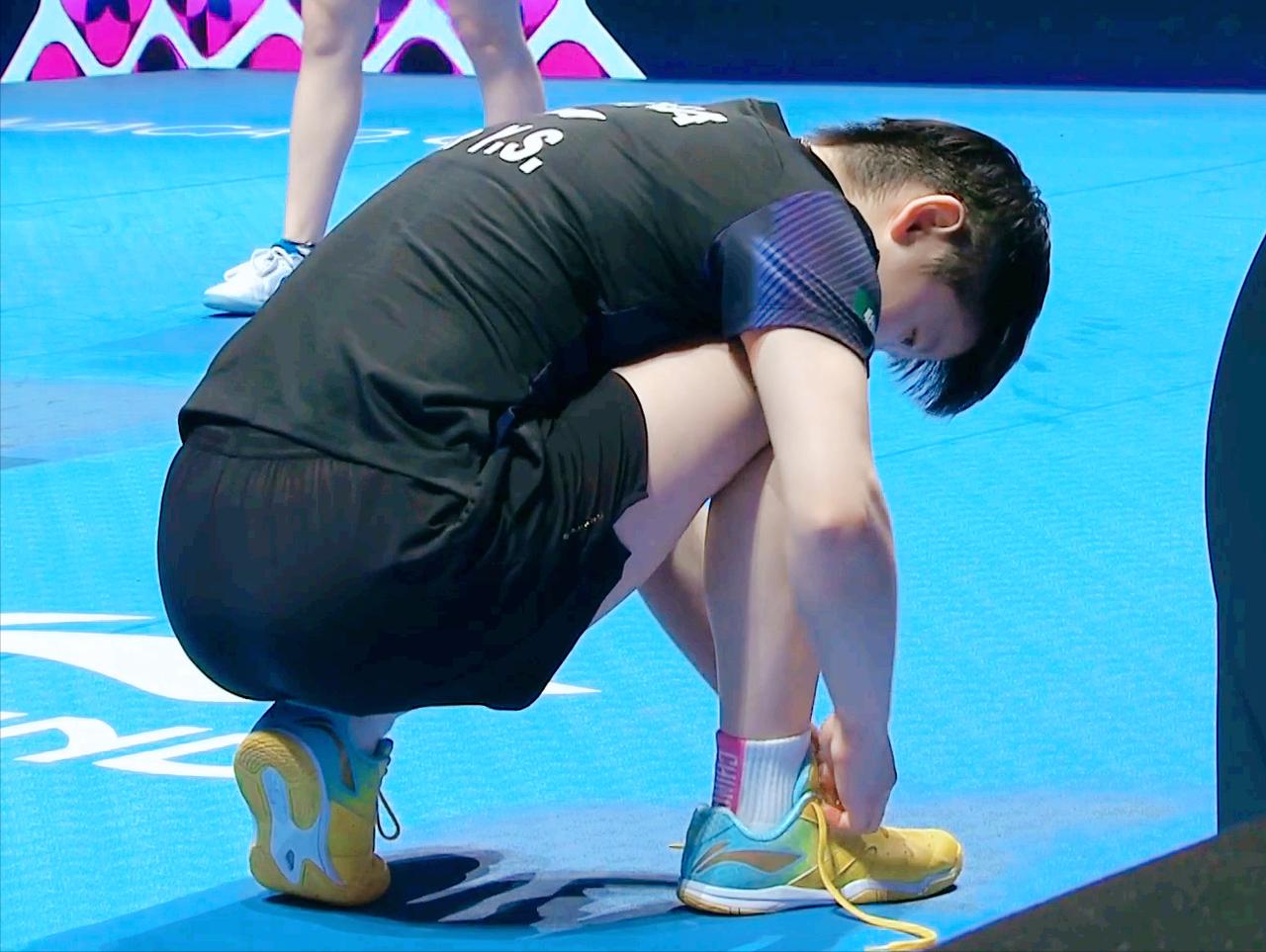 注意没有？孙颖莎每场比赛之前，都有系鞋带特写！

我严重怀疑，
莎莎只是想炫一下