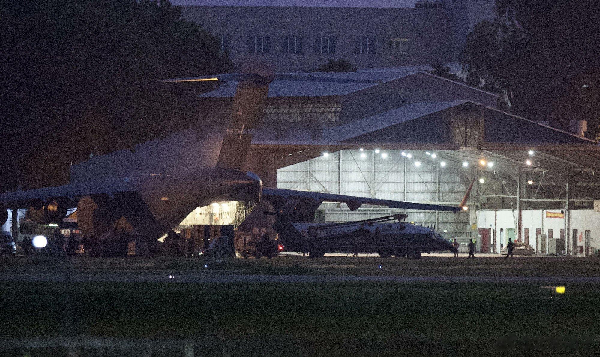 越南河内内排国际机场，西科斯基 VH-60N “海军陆战队一号”直升机从美国空军