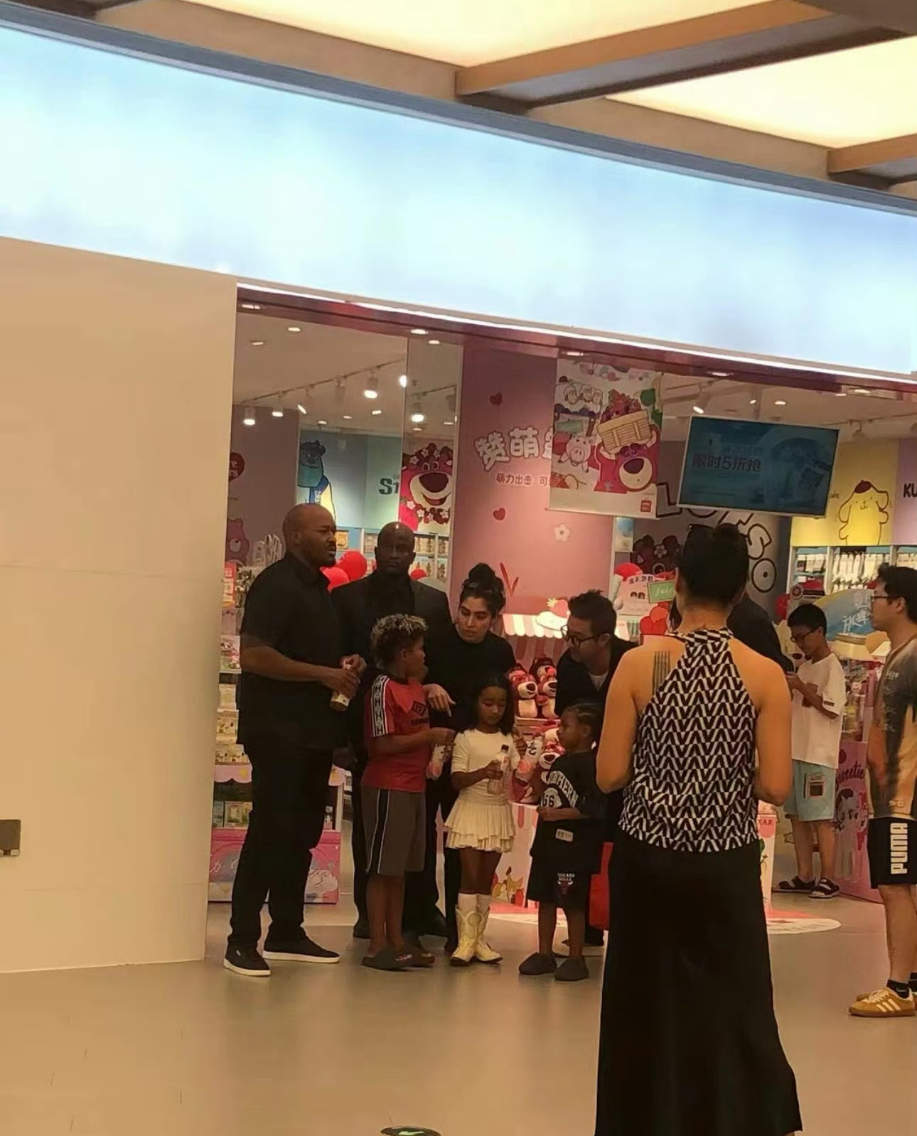 #侃爷 名创优品#近期侃爷在海口举办演唱会有网友在海口商场偶遇侃爷带娃逛街购物 