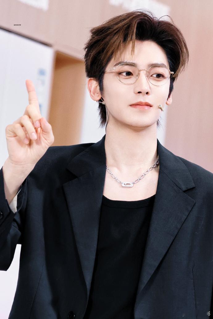 侯明昊金丝眼镜造型侯明昊戴眼镜夯爆了 侯明昊把金丝眼镜戴出了新高度！每个角度都像