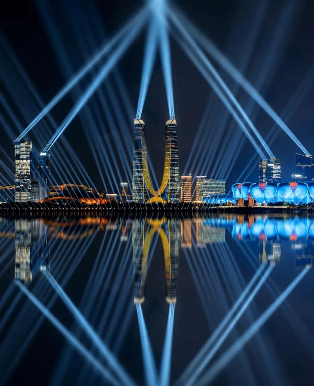 杭州亚运灯光秀，多震撼！
说它不好看的都是酸吧?
这美轮美奂的，现场看的话一定无