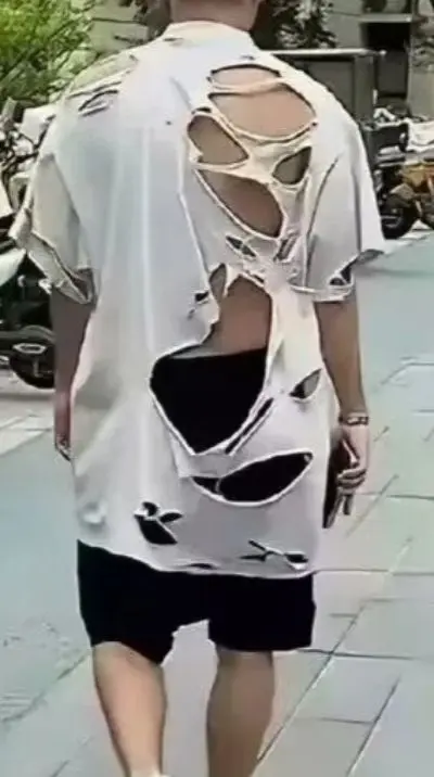 妈呀！竟然还有这样贫困的人。当我第一眼看见这个样的人时，同情感油然而生...