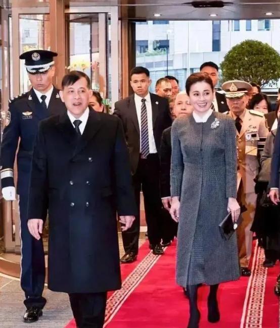 就在刚刚！
 
泰方高层突然宣布了，中方将采购50万吨泰国大米的消息。
 
这一