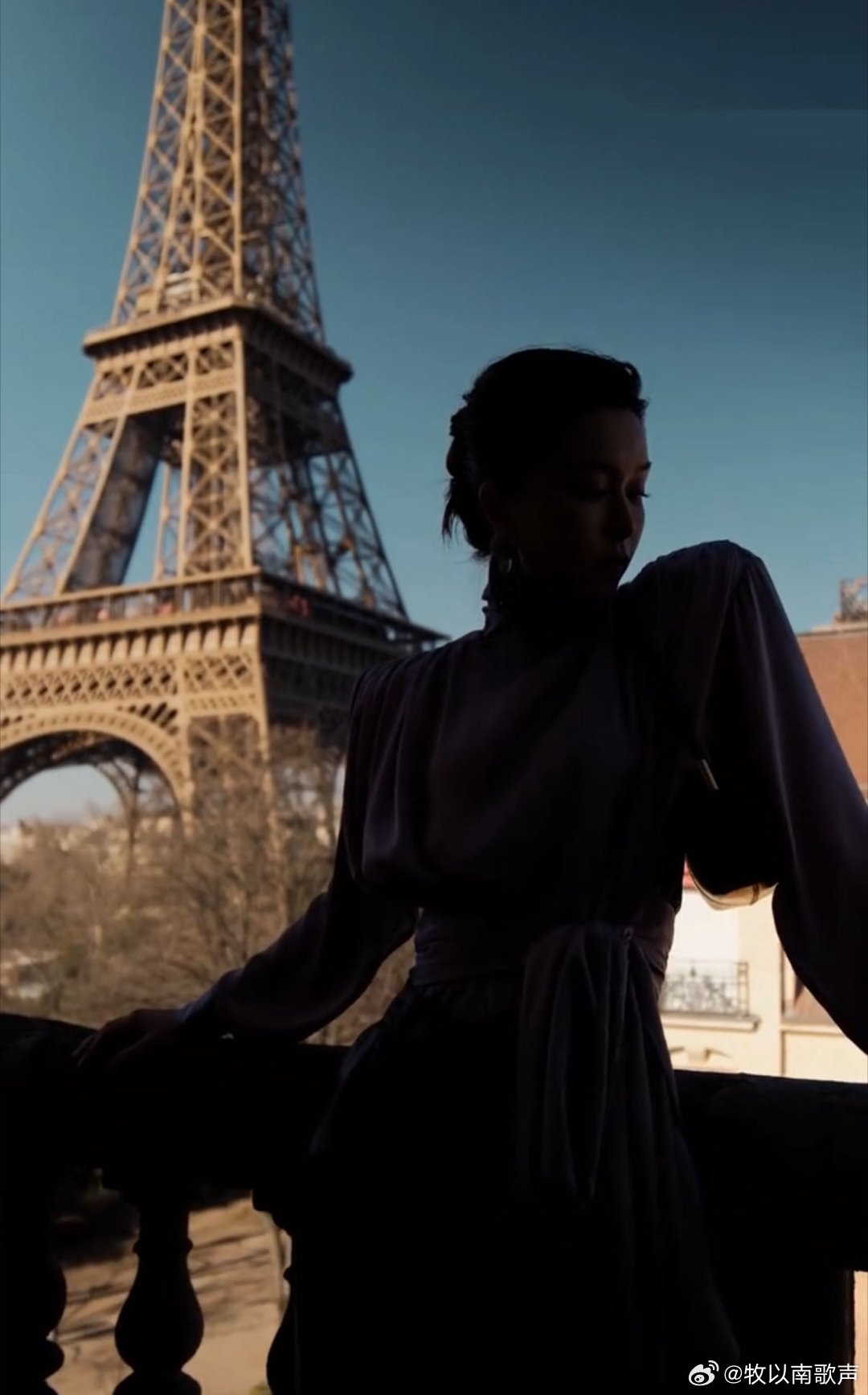 文咏珊太平洋宽肩文咏珊宽肩线条利落挺拔，头肩比优越，在巴黎铁塔下气场十足。只能说