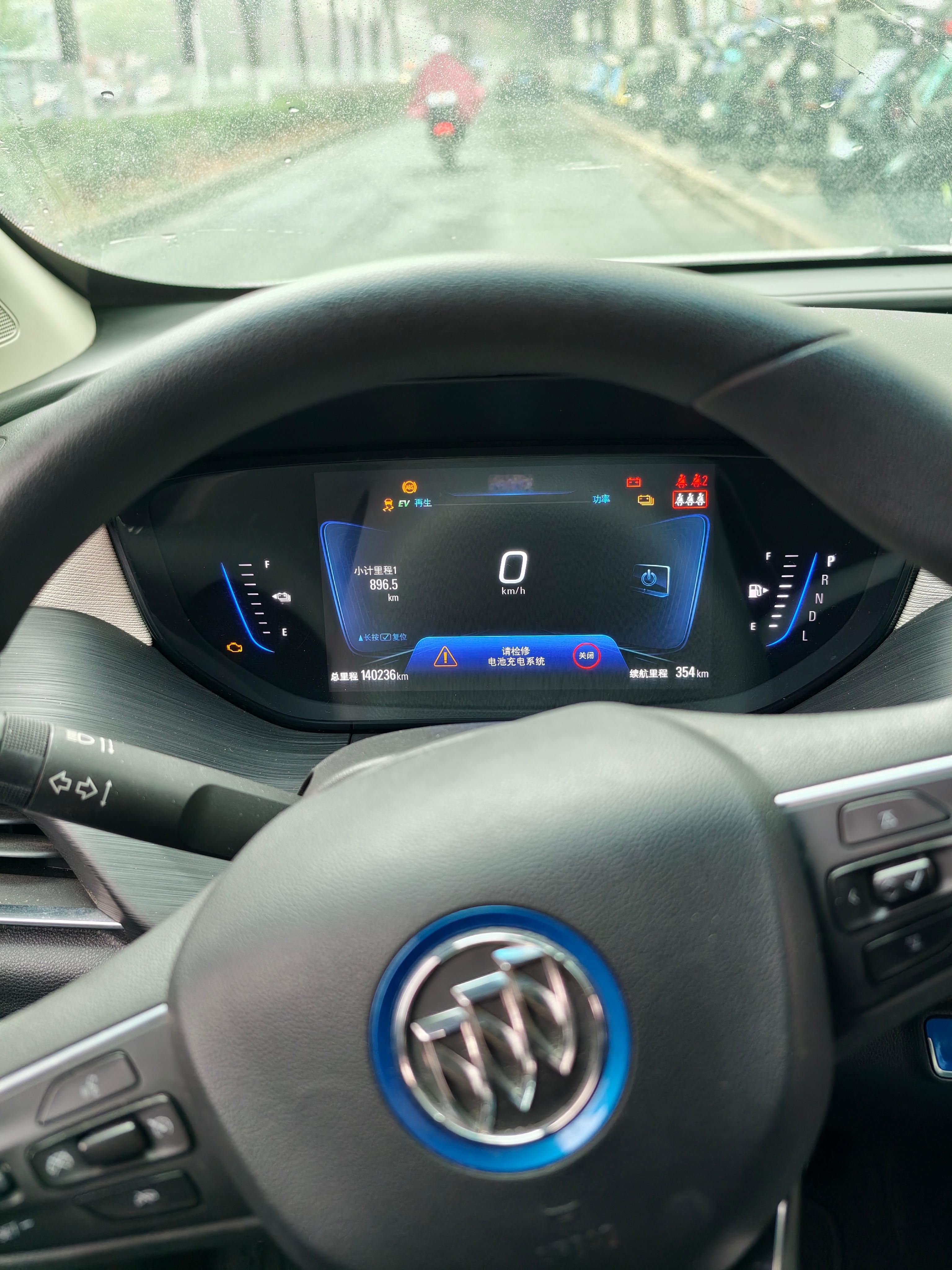 今早出师不利，我们在杭州租的工作车一出停车场就趴窝了。联系租车公司，对方却不提供