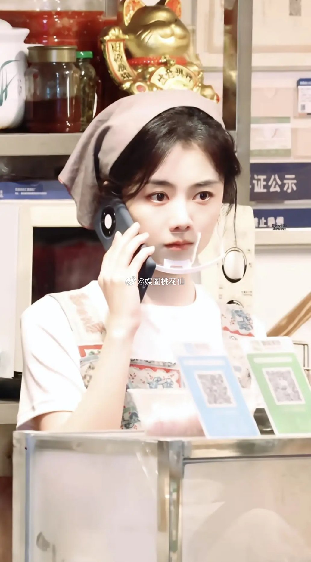 谭松韵拍戏路透，她真的越素越美，穿围裙白短袖又美又可爱的！ 