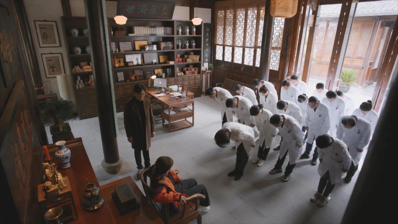 知道《后浪》的编剧是谁，就明白这部电视剧为什么这么离谱了！

现来说说这剧有多离