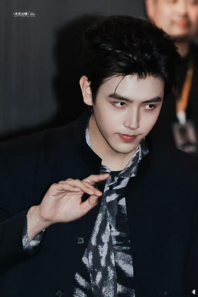 陈飞宇回头挥手这一下坐在陈飞宇后面是什么体验 黑色大衣配国风衬衫，贵气感拉满！回