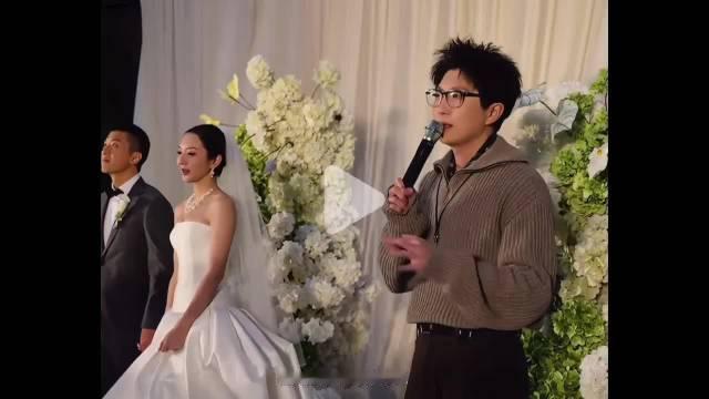 这两天毛不易被骂惨了
原因就是他在好友（新娘）的婚礼上致辞，讲述了他们的过往。
网友们认为毛不易越界