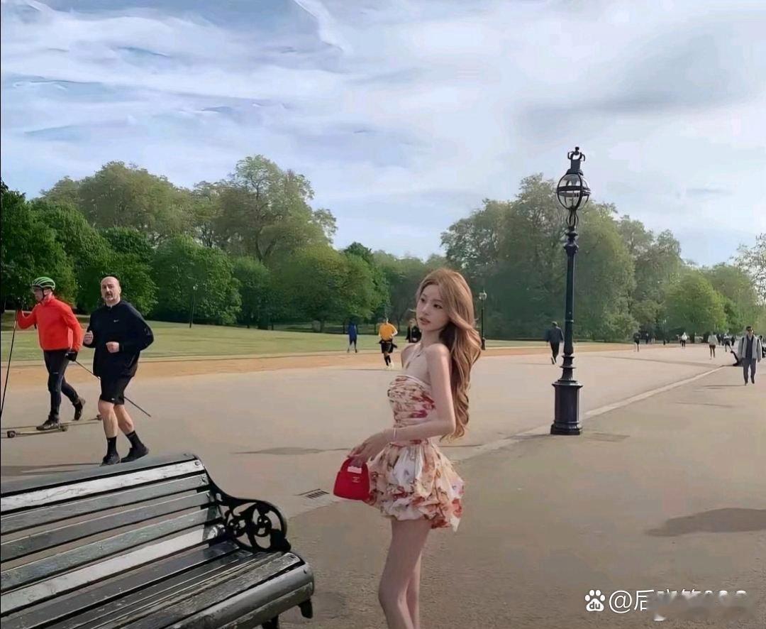 王思聪女朋友在国外公园拍照，老外都忍不住多看几眼 