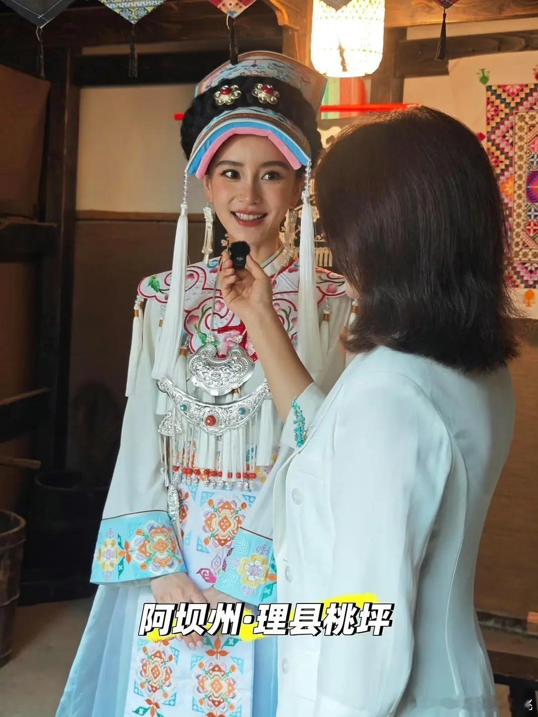 baby今天民族服饰拍广告，脸还是能打。 