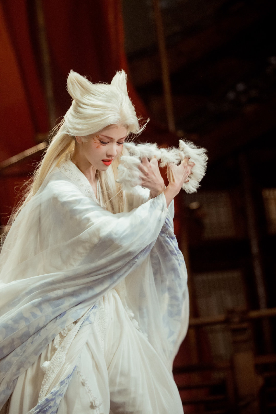 陈都灵雾妄言天选狐狸 妆造加分，但更重要的是陈都灵自己的气质加成。雾妄言的狐狸耳