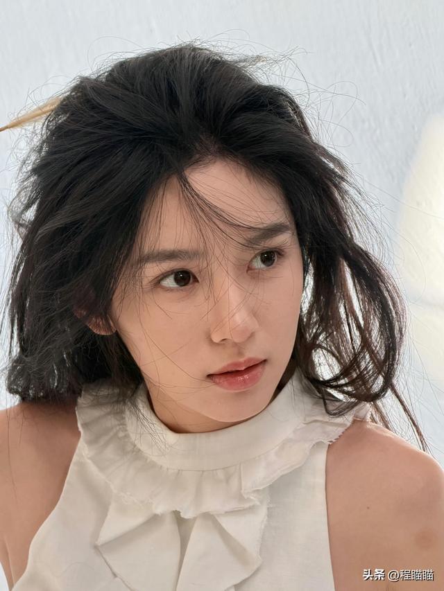 温柔黑发少女，浅笑迷人，优雅气质扑面而来。🍀💝🌸