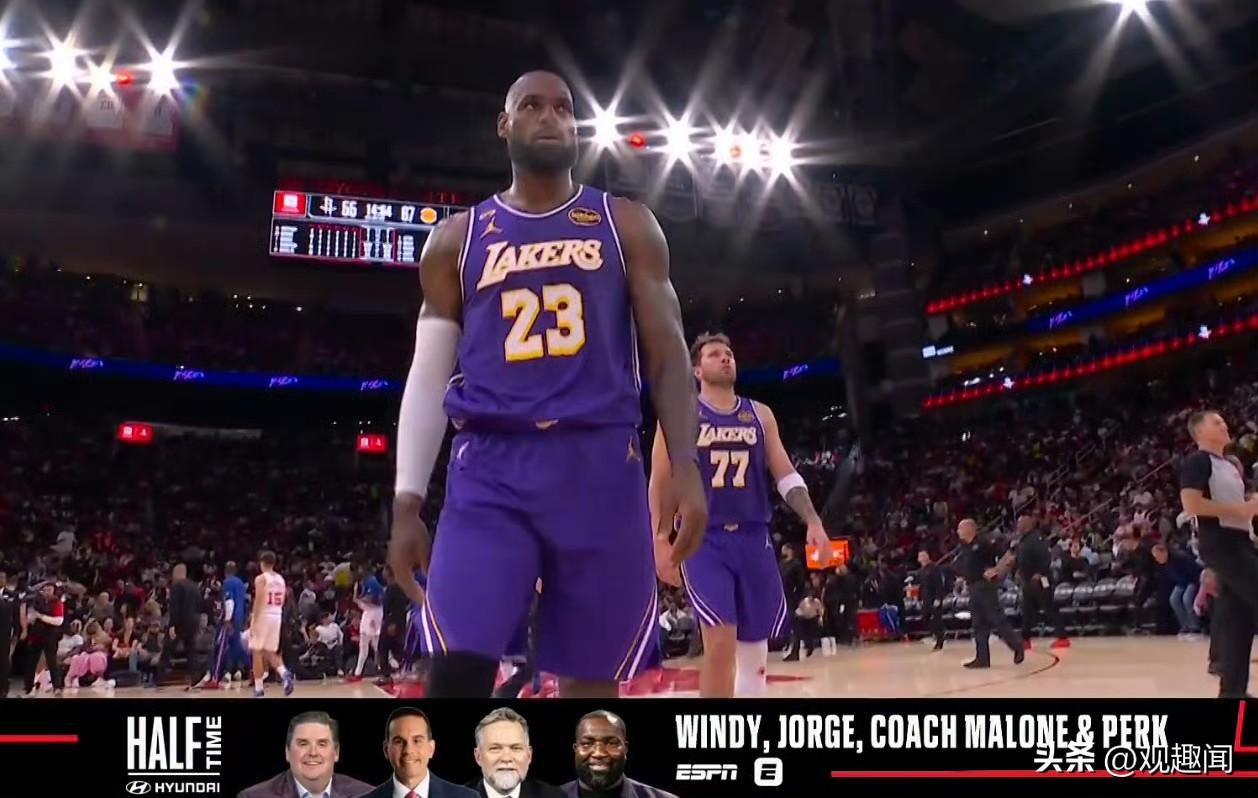 湖人67-55领先火箭，詹东双核全开，统治半场！
 
上半场湖人攻防两端完全压制