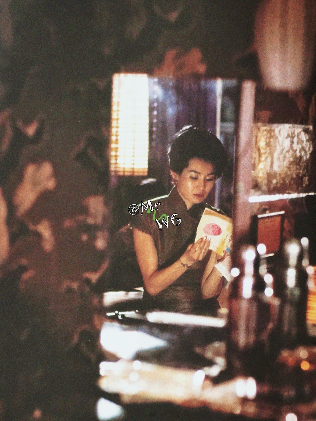 张曼玉[超话]独家扫描 在2046号房间读武侠小说的苏丽珍📖；没穿旗袍拿着水瓶
