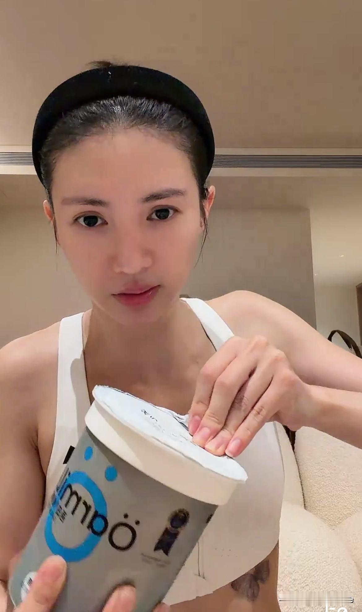 10月14日，金晨大晚上直播吃不停，看她也没有忌口的意思，怎么还这么瘦？
分享用