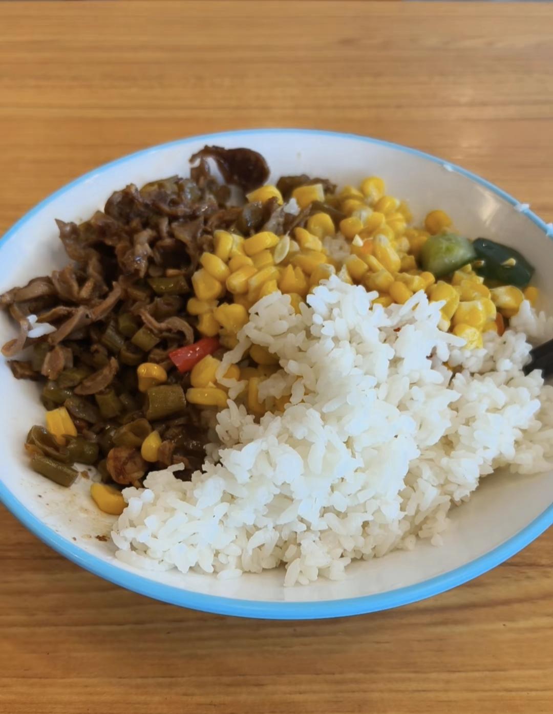 家长不骗家长，
普通家庭供养一个大学生4年要多少钱。
公办的学费一年大约是4千~