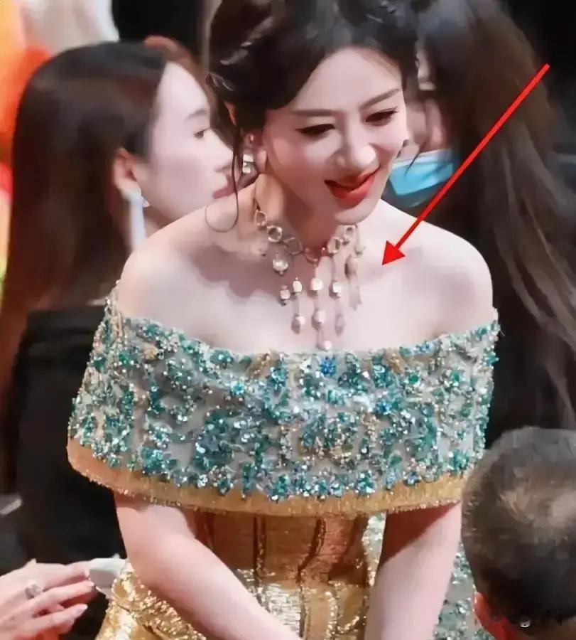 杨紫杨幂辛芷蕾微博之夜同框，三人坐一排，镜头扫过去，弹幕全在刷“梦回古偶”杨紫一