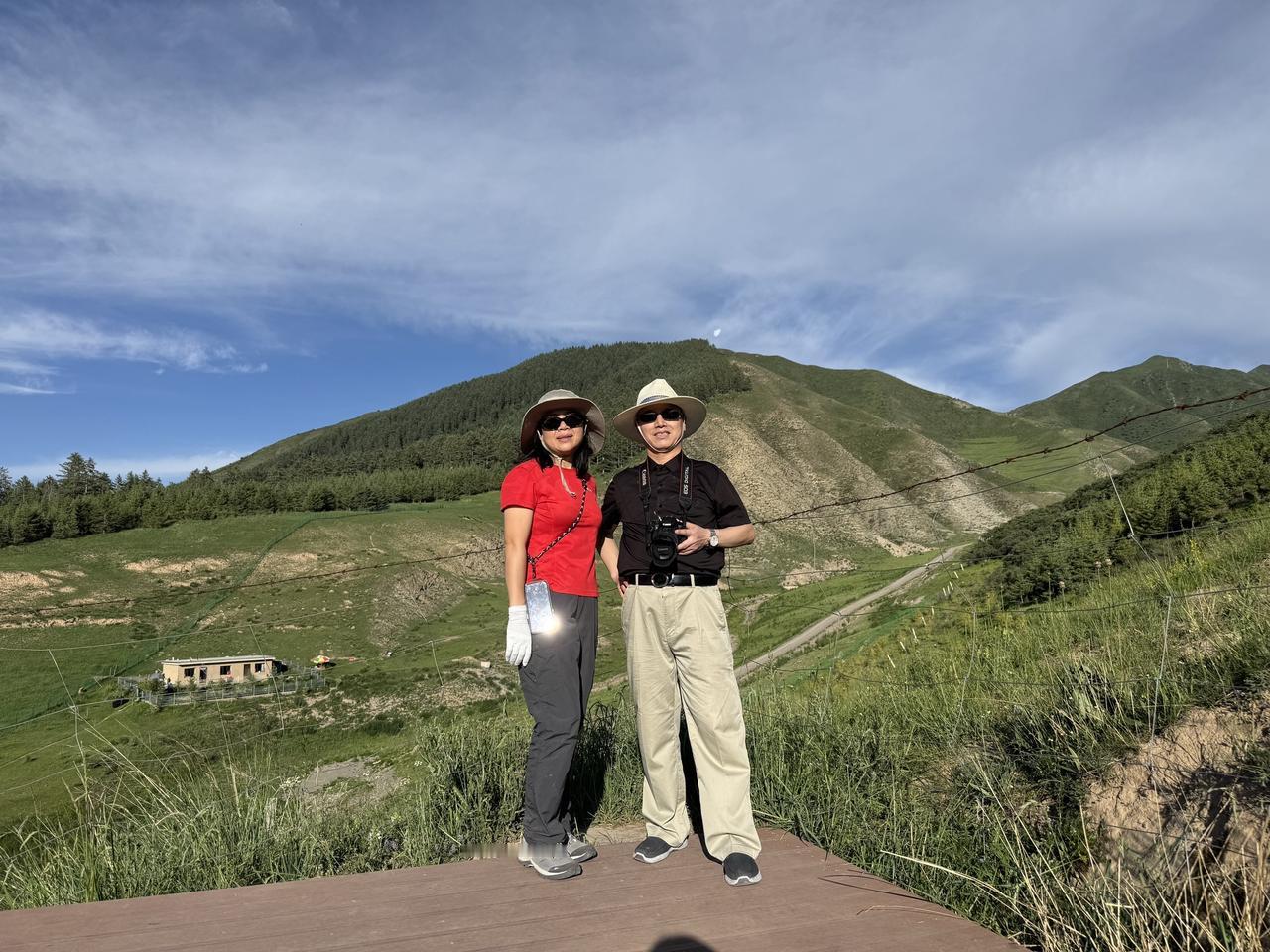 《七律·游甘南拉卜楞寺》

扎西奇寺大师府，
佛教藏传六院经。
敬奉时轮魂塔活，