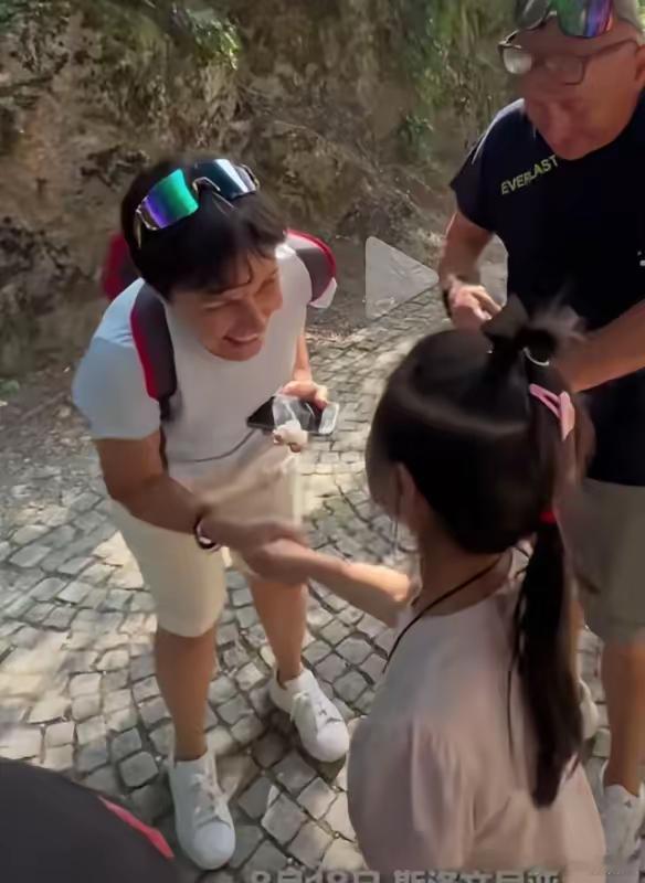 据媒体报道：两位来自意大利的游客在中国游玩时不慎把手机弄丢了，但是一位小姑娘在捡