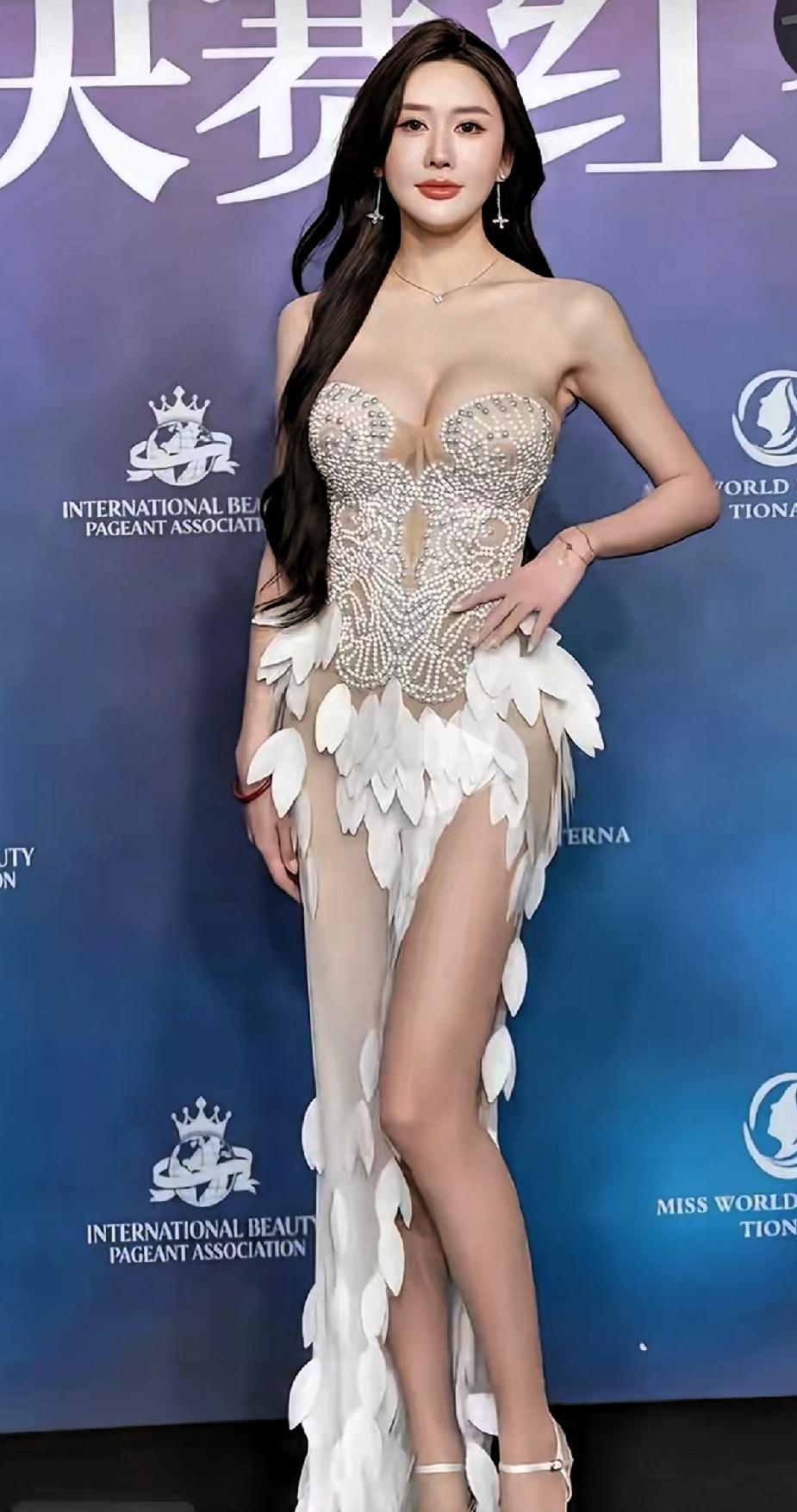 她是来自湖南长沙的肖凯云（艺名肖凯云Karen）～国际选美与模特领域的专业人士，