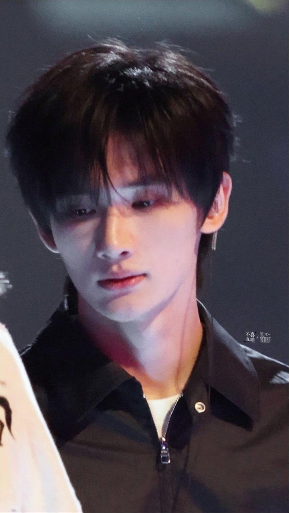 余宇涵 青春饭还没吃够呢弟弟今年才20，真的是不敢谈啊！别逗他了，让孩子吃两年青