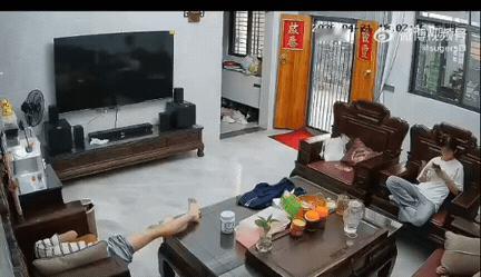 真的太万幸了！女子吃东西时，不小心被鸡爪卡住了喉咙。喘不上气、发不出声音，只能艰