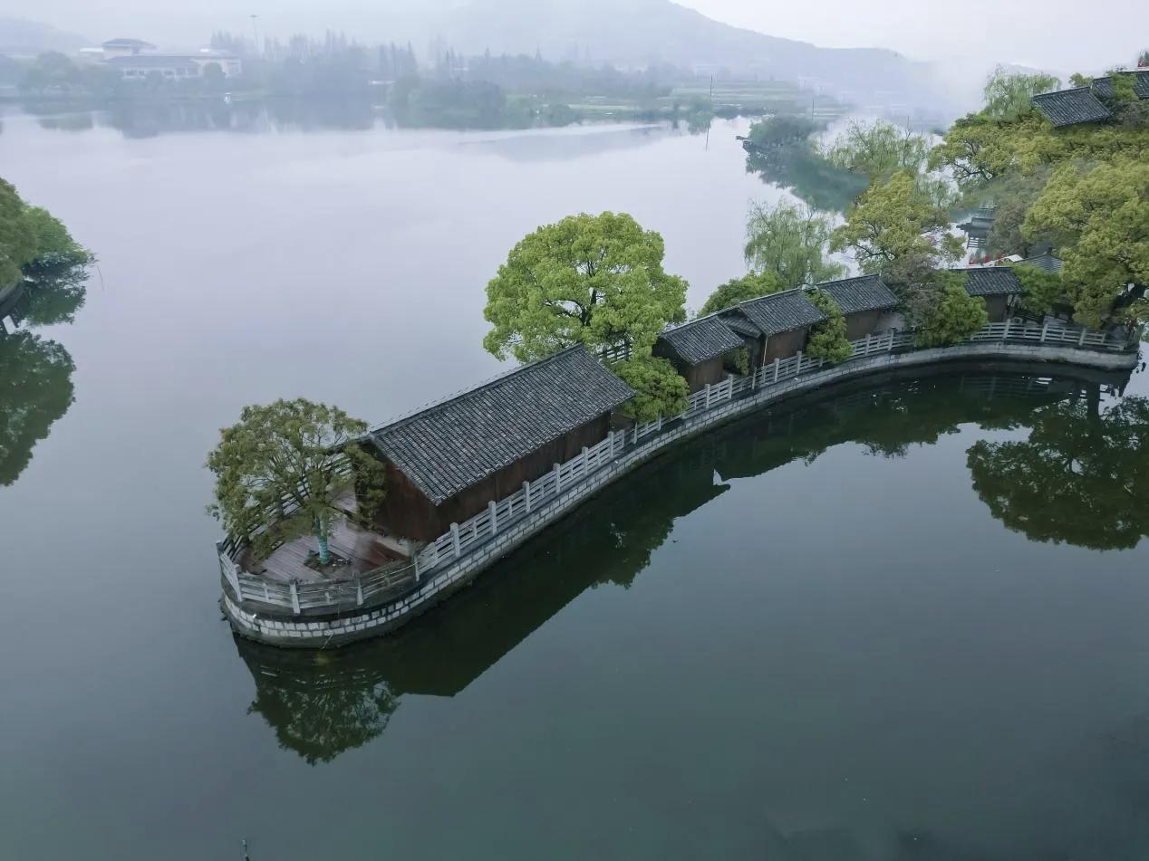 【人要“欲有止境”】
        人要“欲有止境”，这话太对了。就说购物欲吧