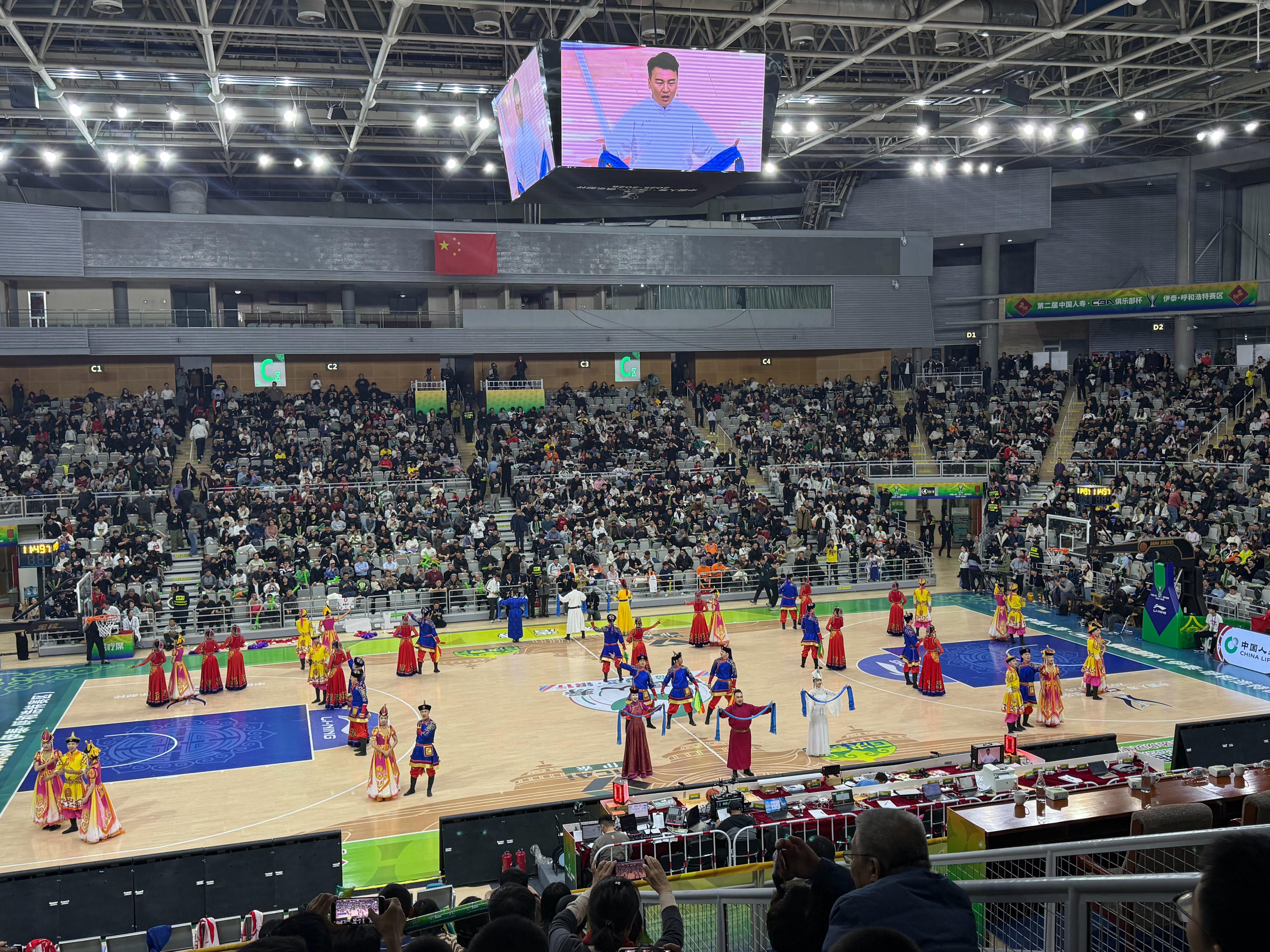 中场表演很棒呀，“美丽的草原我的家”，每一块都是一个场景的感觉。cba俱乐部杯赛