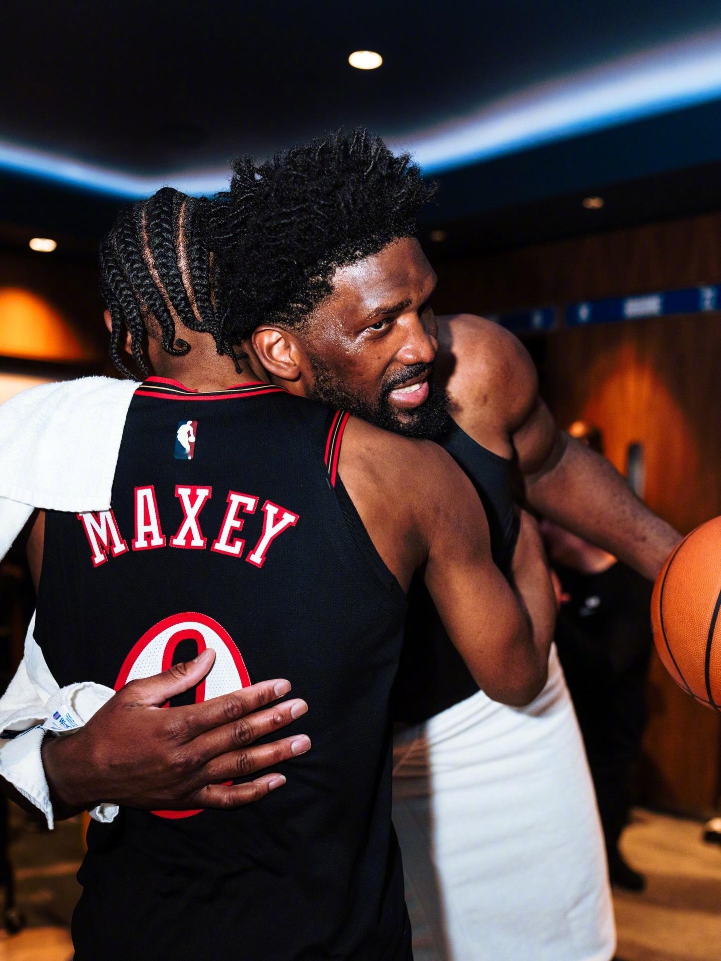 凯尔特人半场64-46领先，76人半场最大分差一度来到23分，看着像是目前为止最